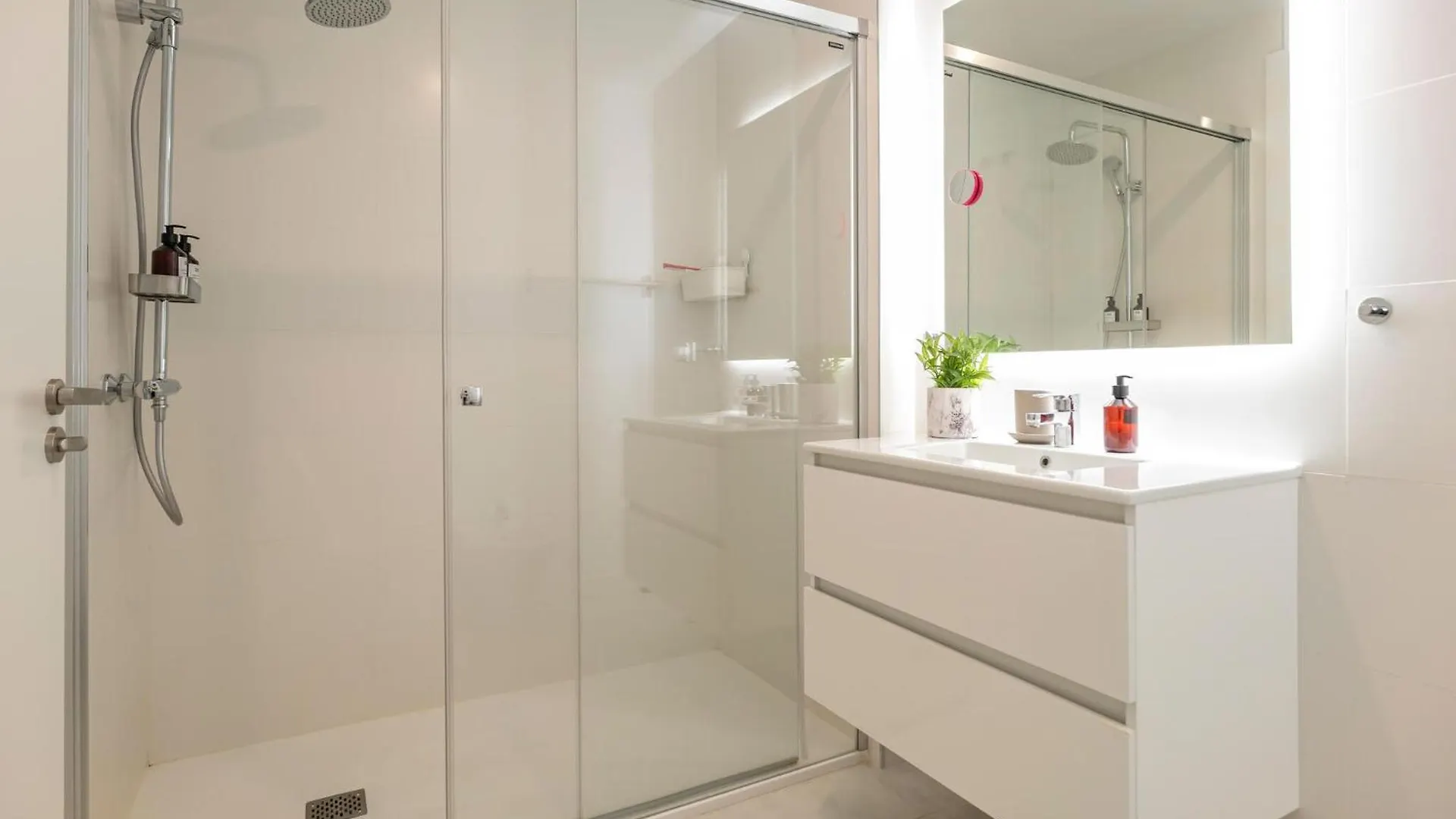 Stunning Apartment In Estepona With Wifi